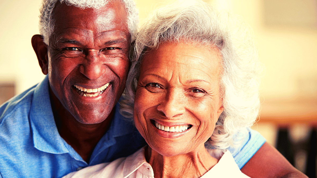 PGBL: último dia para reduzir Imposto de Renda em até 12% com casal de idoso abraçado e sorrindo