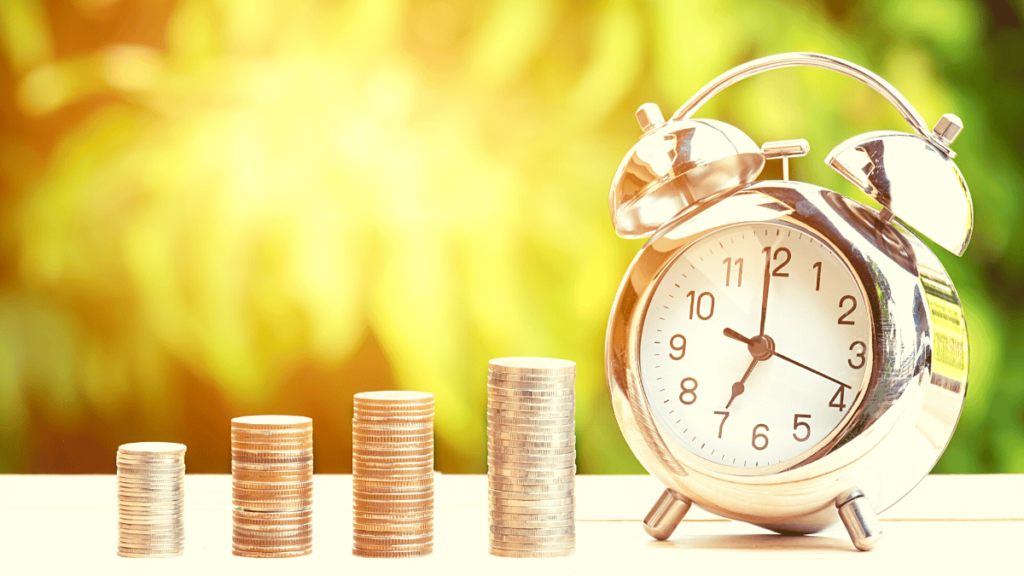 Previdência Privada e Suas Vantagens destaca na imagem montes de moedas simbolizando um gráfico com um relógio despertador no final do gráfico