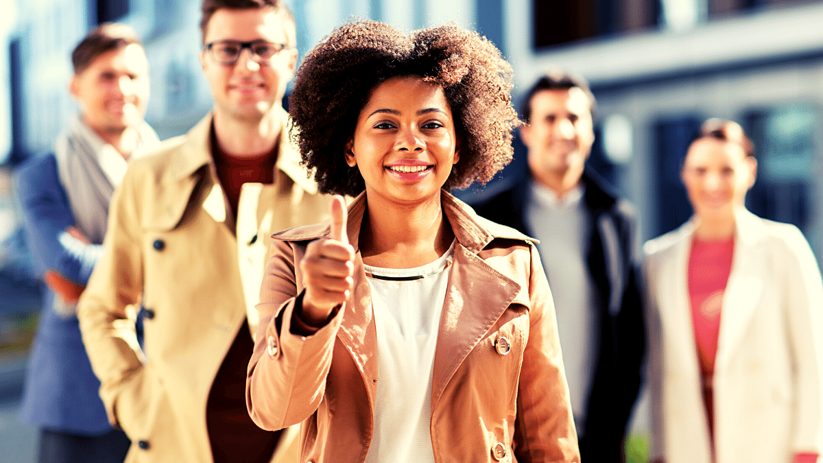 Post Seguro Viagem coletiva apresenta Imagem com 4 pessoas e uma pessoa fazendo sinal de tudo bem